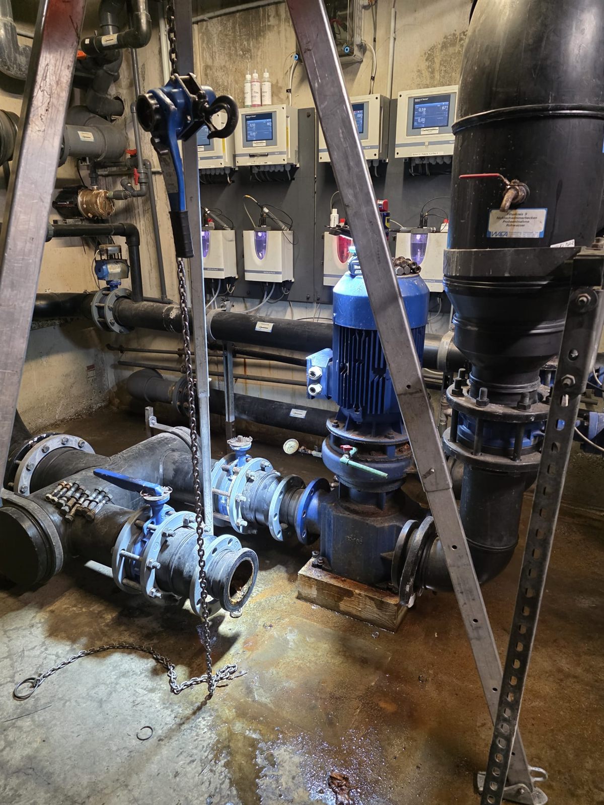 Pumpe wird mit Kettenzug eingebaut