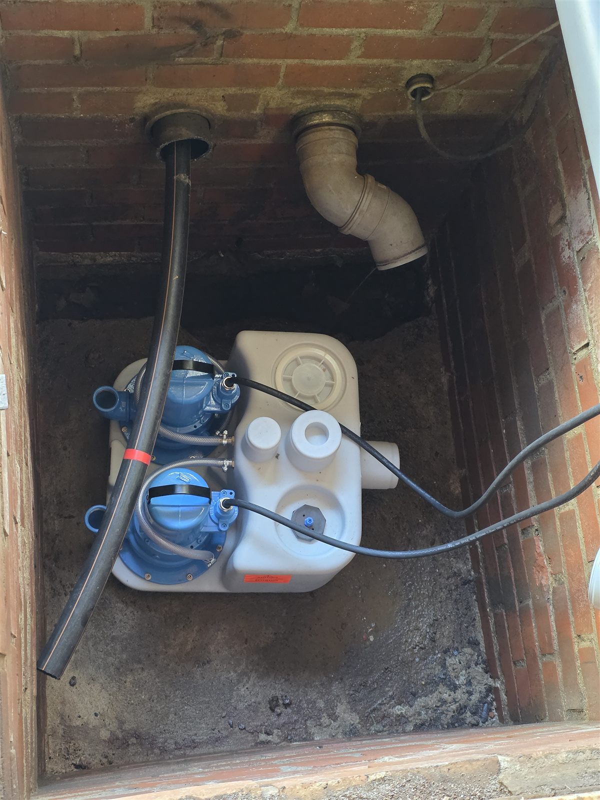 Neue HOMA Sanimaster Doppelhebeanlage frisch eingebaut im sanierten Pumpenschacht