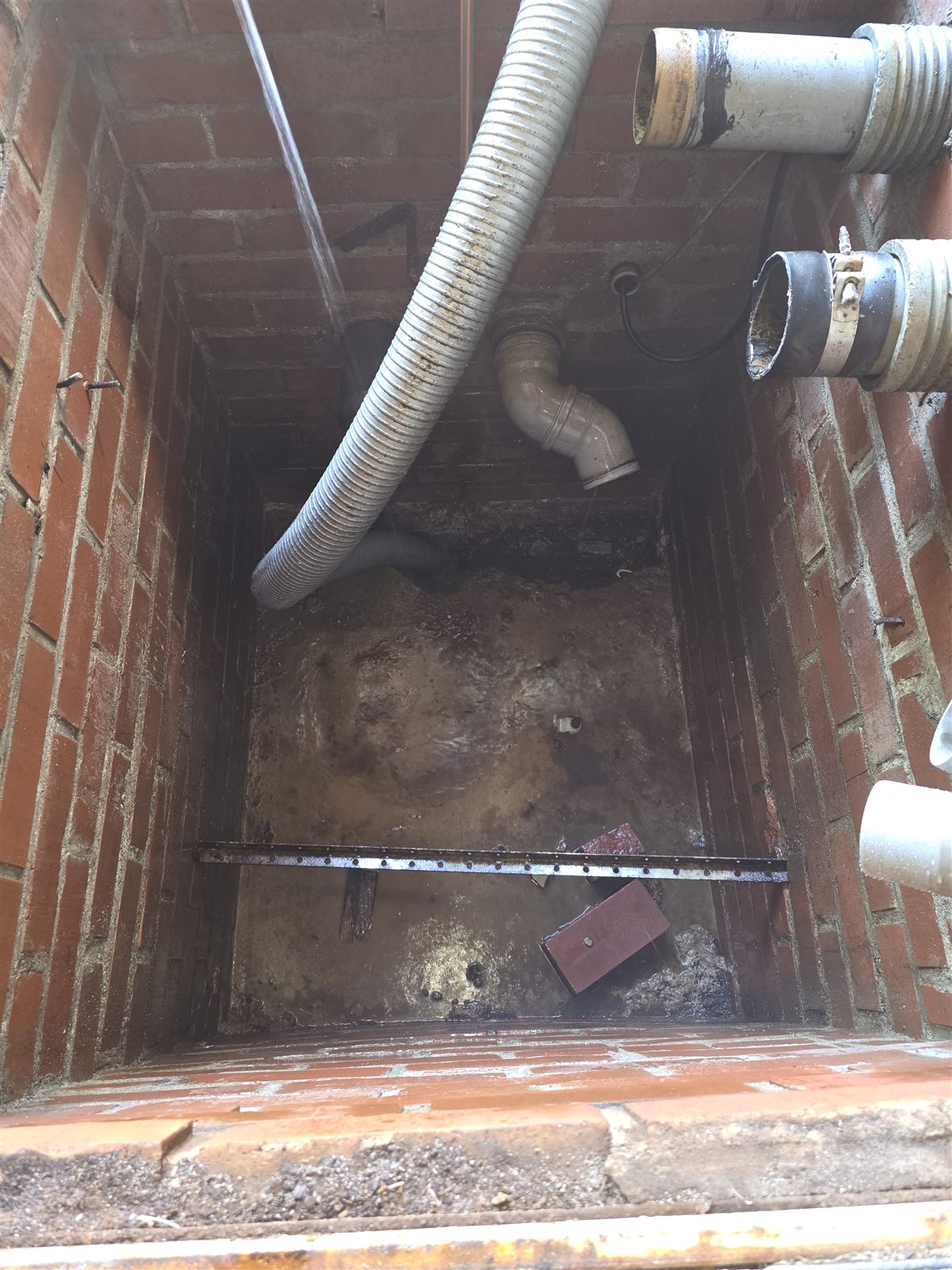 Gereinigter, leerer Pumpenschacht aus Backstein vor dem Einbau der neuen Anlage
